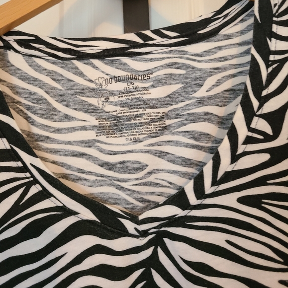(1088) No Boundaries Woman's Zebra Pattern Activewear T-Shirt, Size: Large Colo… - Picture 3 of 5